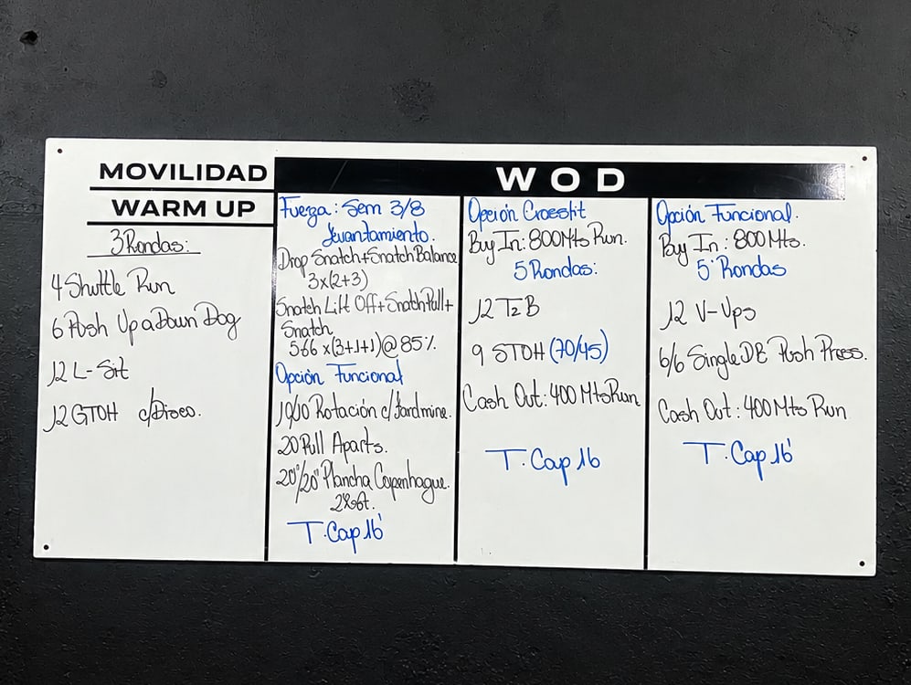 Pizarrón con el WOD del día